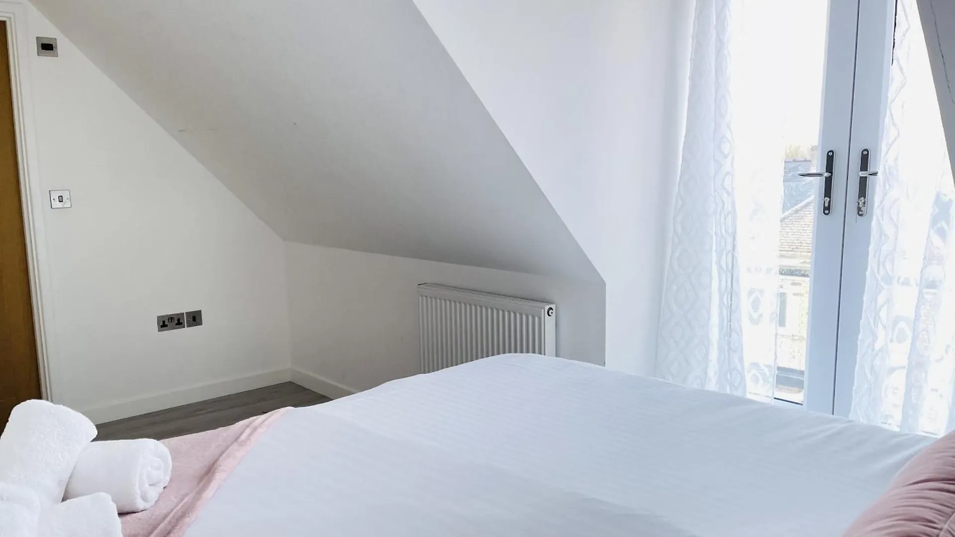 Spacious 4 Bedroom, Wi-Fi, 2 Gardens, Sleeps 8 - Amethyst Кембридж