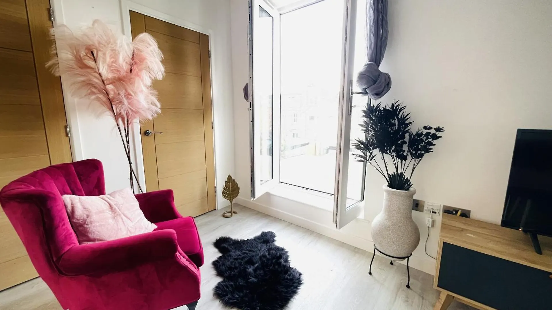 Spacious 4 Bedroom, Wi-Fi, 2 Gardens, Sleeps 8 - Amethyst Кембридж 0*,  Великобритания