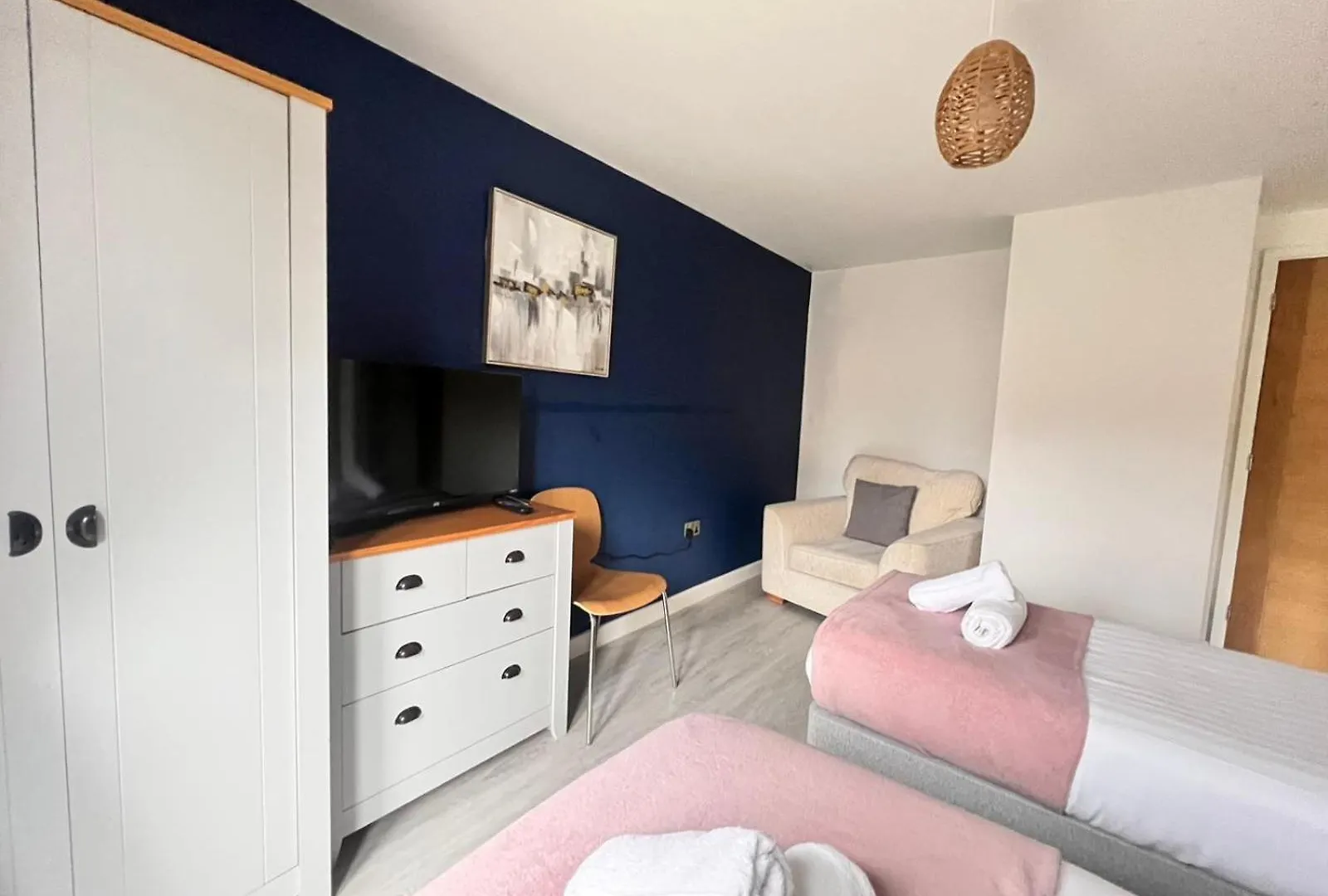 Spacious 4 Bedroom, Wi-Fi, 2 Gardens, Sleeps 8 - Amethyst Кембридж