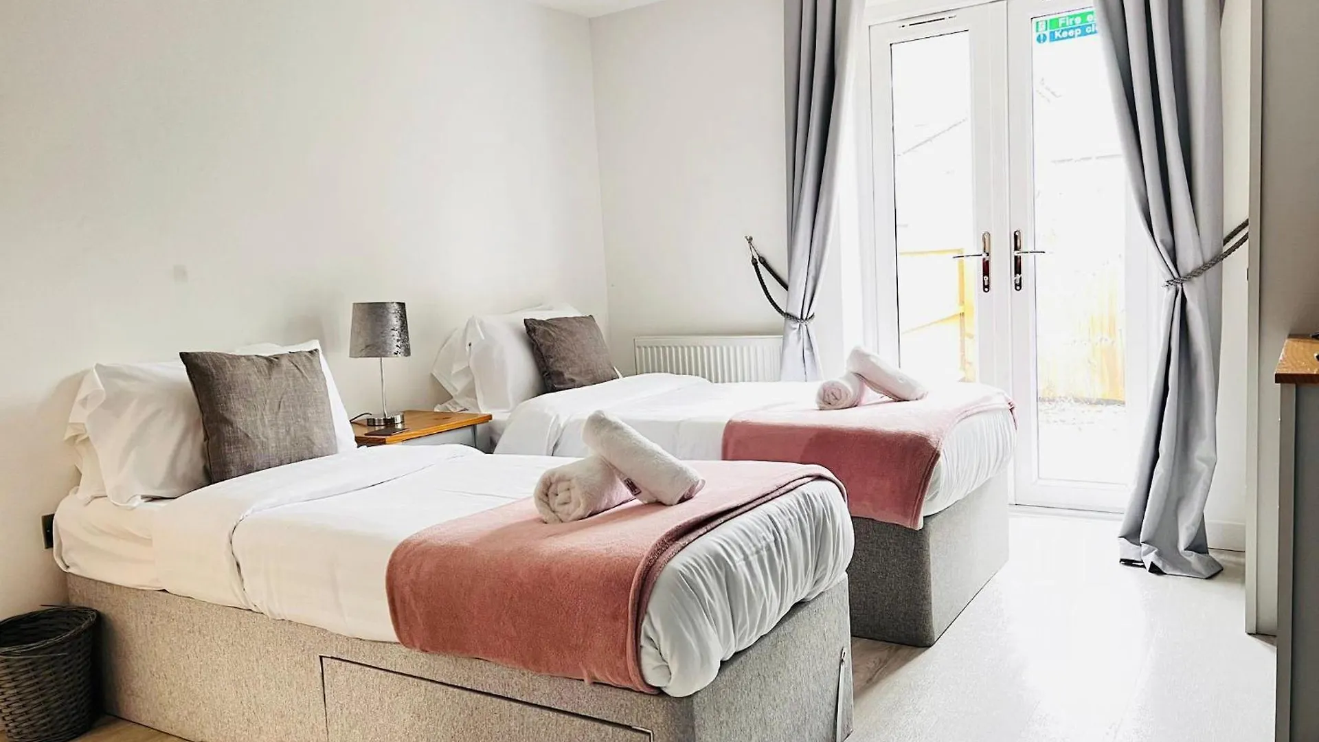 Spacious 4 Bedroom, Wi-Fi, 2 Gardens, Sleeps 8 - Amethyst Кембридж Дом отдыха