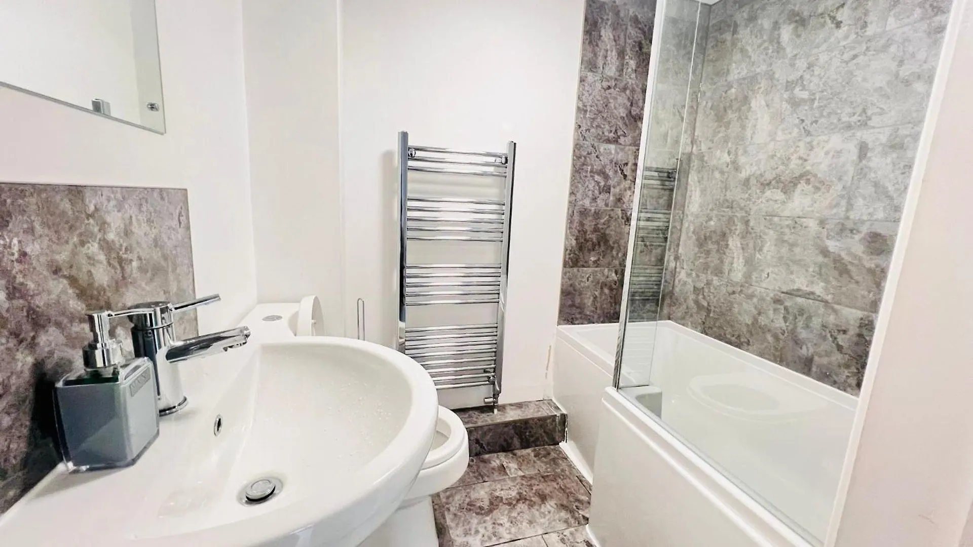 Spacious 4 Bedroom, Wi-Fi, 2 Gardens, Sleeps 8 - Amethyst Кембридж 0*,