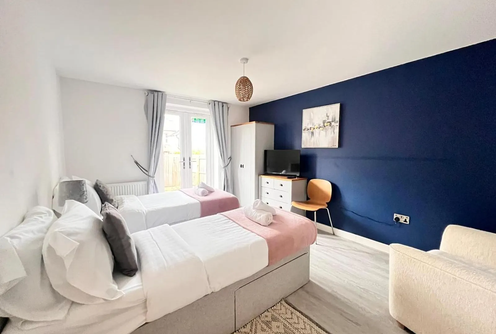 Дом отдыха Spacious 4 Bedroom, Wi-Fi, 2 Gardens, Sleeps 8 - Amethyst Кембридж