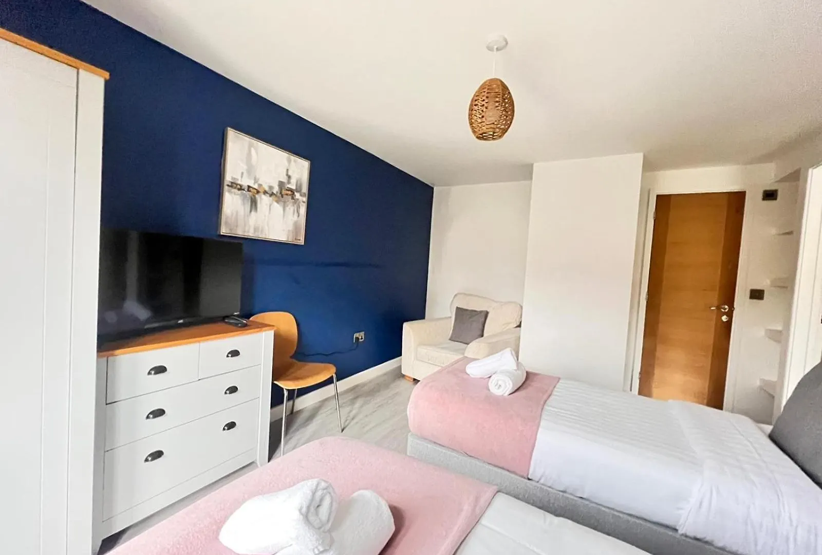 Дом отдыха Spacious 4 Bedroom, Wi-Fi, 2 Gardens, Sleeps 8 - Amethyst Кембридж