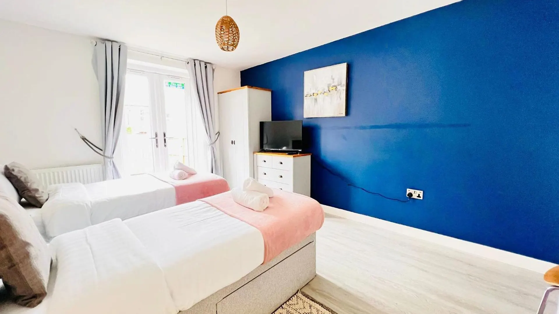 Дом отдыха Spacious 4 Bedroom, Wi-Fi, 2 Gardens, Sleeps 8 - Amethyst Кембридж Великобритания