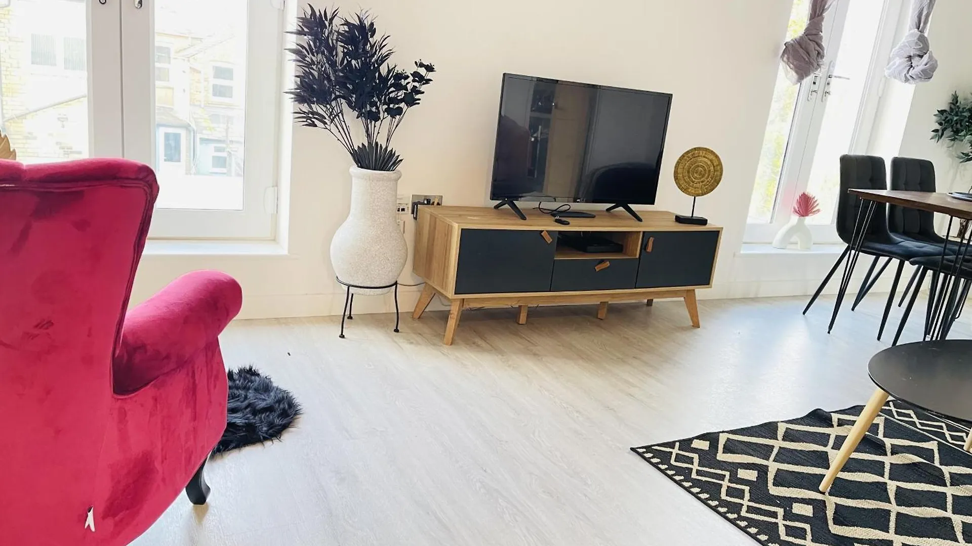 Дом отдыха Spacious 4 Bedroom, Wi-Fi, 2 Gardens, Sleeps 8 - Amethyst Кембридж