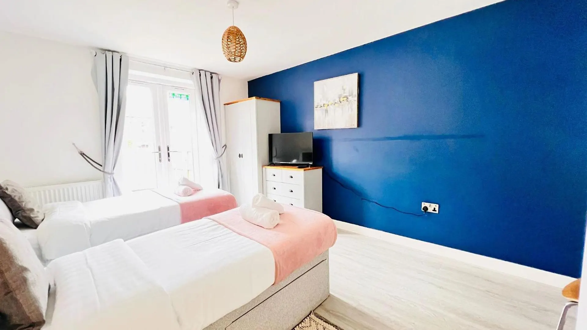 Дом отдыха Spacious 4 Bedroom, Wi-Fi, 2 Gardens, Sleeps 8 - Amethyst Кембридж