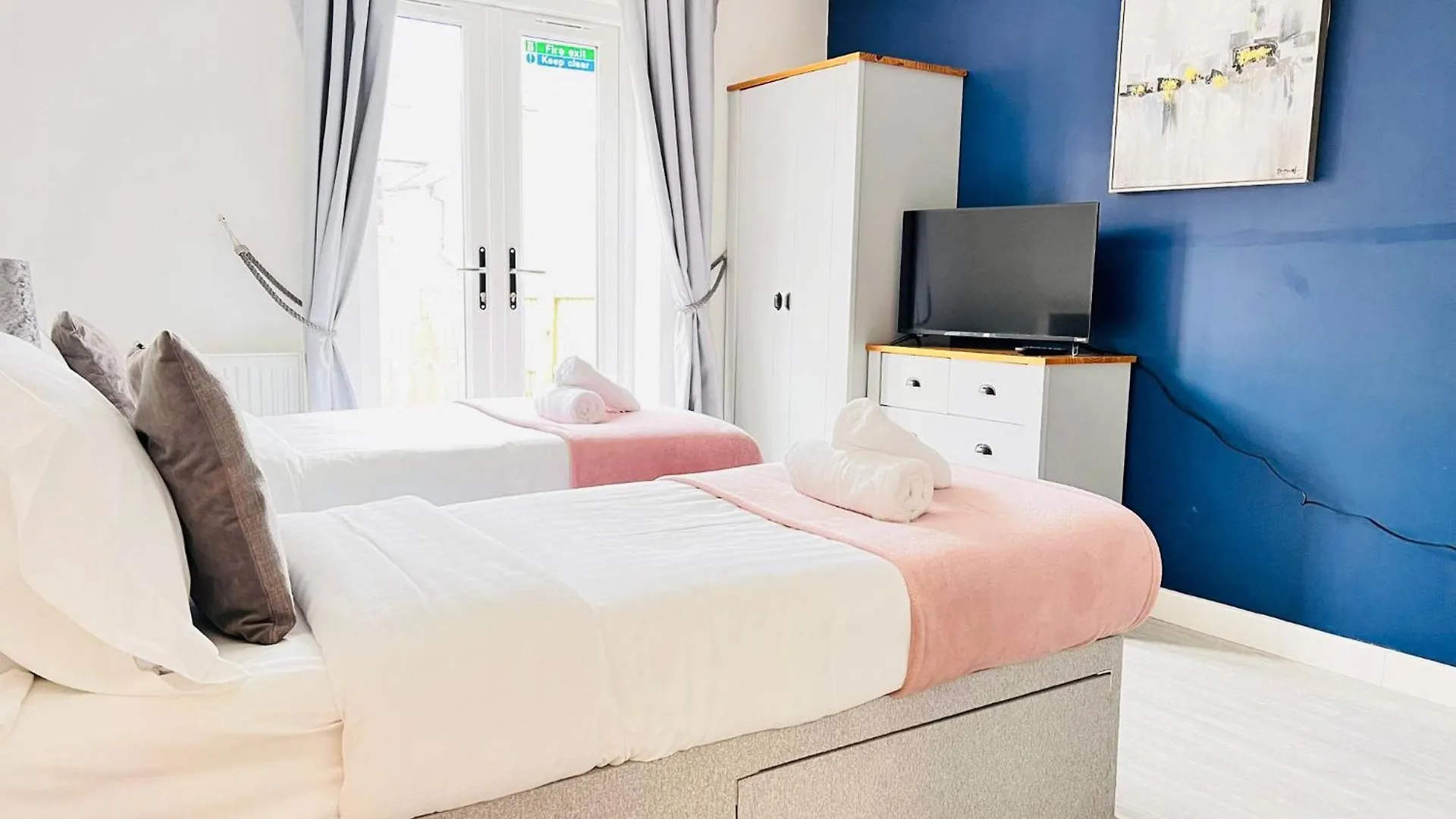 Дом отдыха Spacious 4 Bedroom, Wi-Fi, 2 Gardens, Sleeps 8 - Amethyst Кембридж Великобритания
