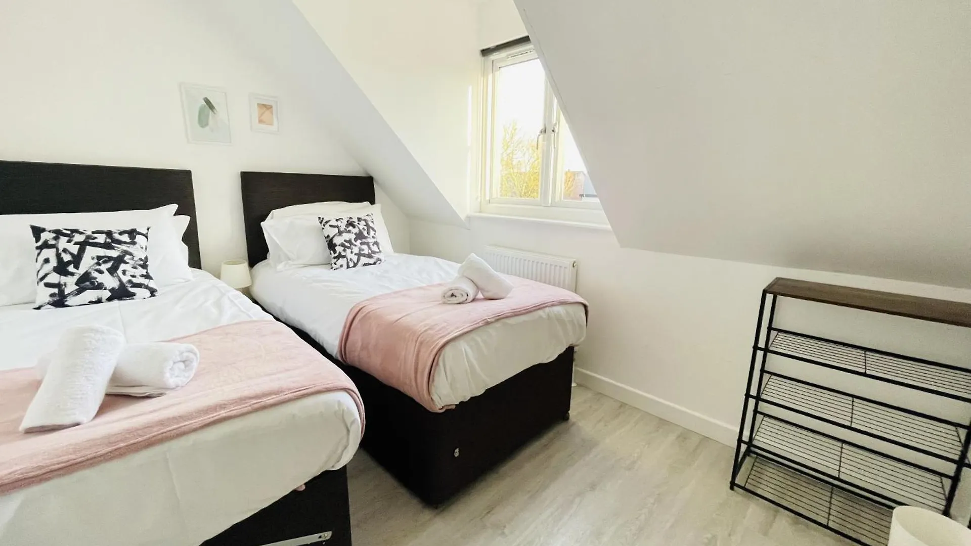 Spacious 4 Bedroom, Wi-Fi, 2 Gardens, Sleeps 8 - Amethyst Кембридж Дом отдыха