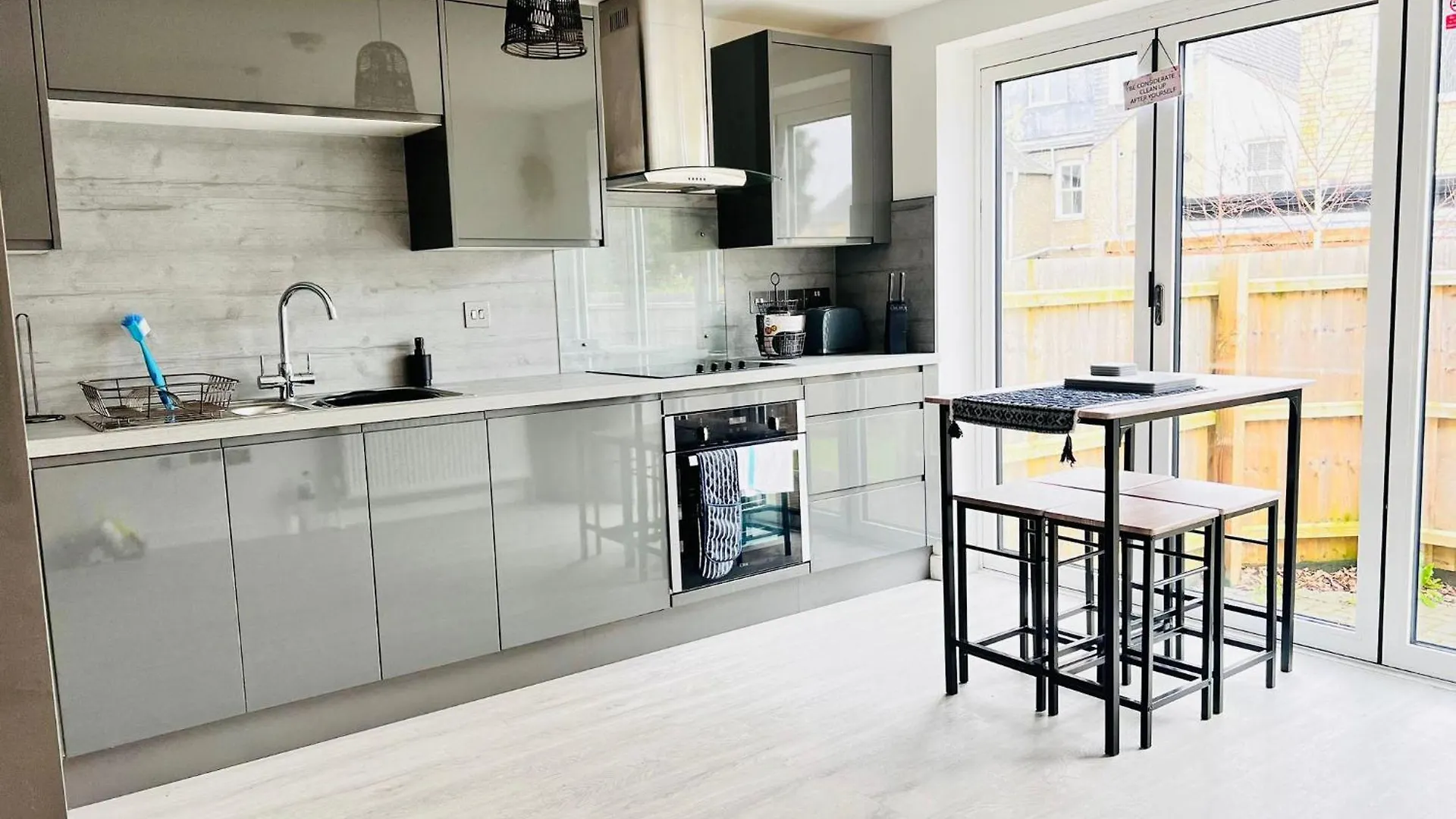 Spacious 4 Bedroom, Wi-Fi, 2 Gardens, Sleeps 8 - Amethyst Кембридж 0*,  Великобритания