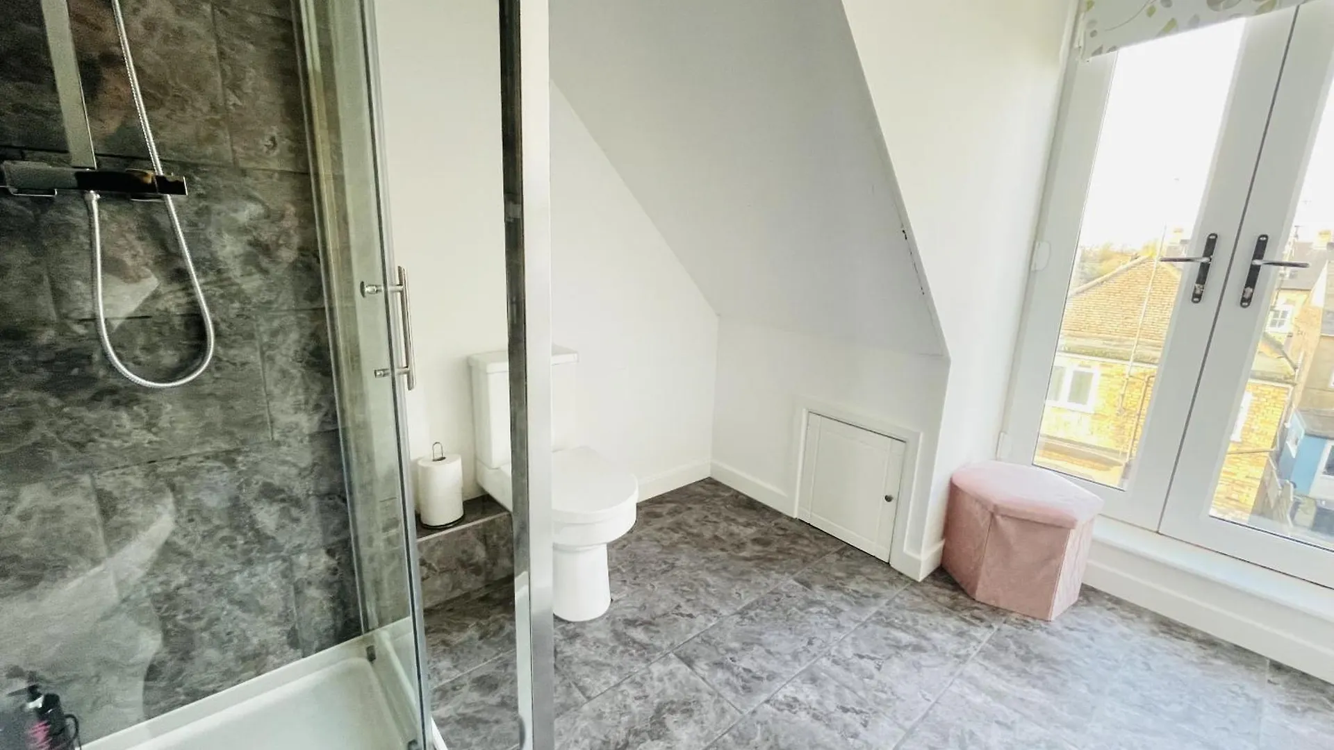 Дом отдыха Spacious 4 Bedroom, Wi-Fi, 2 Gardens, Sleeps 8 - Amethyst Кембридж