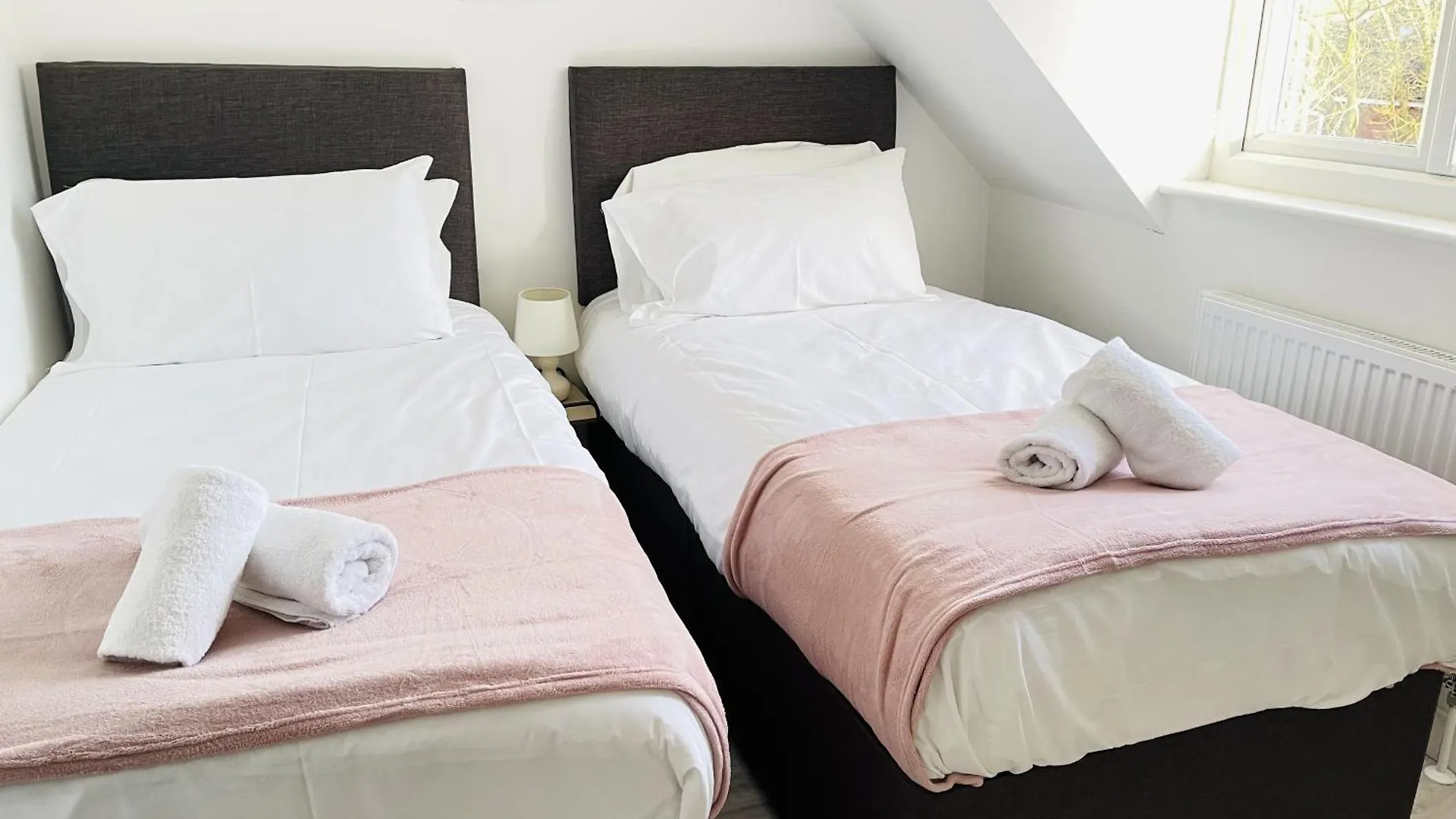 Дом отдыха Spacious 4 Bedroom, Wi-Fi, 2 Gardens, Sleeps 8 - Amethyst Кембридж
