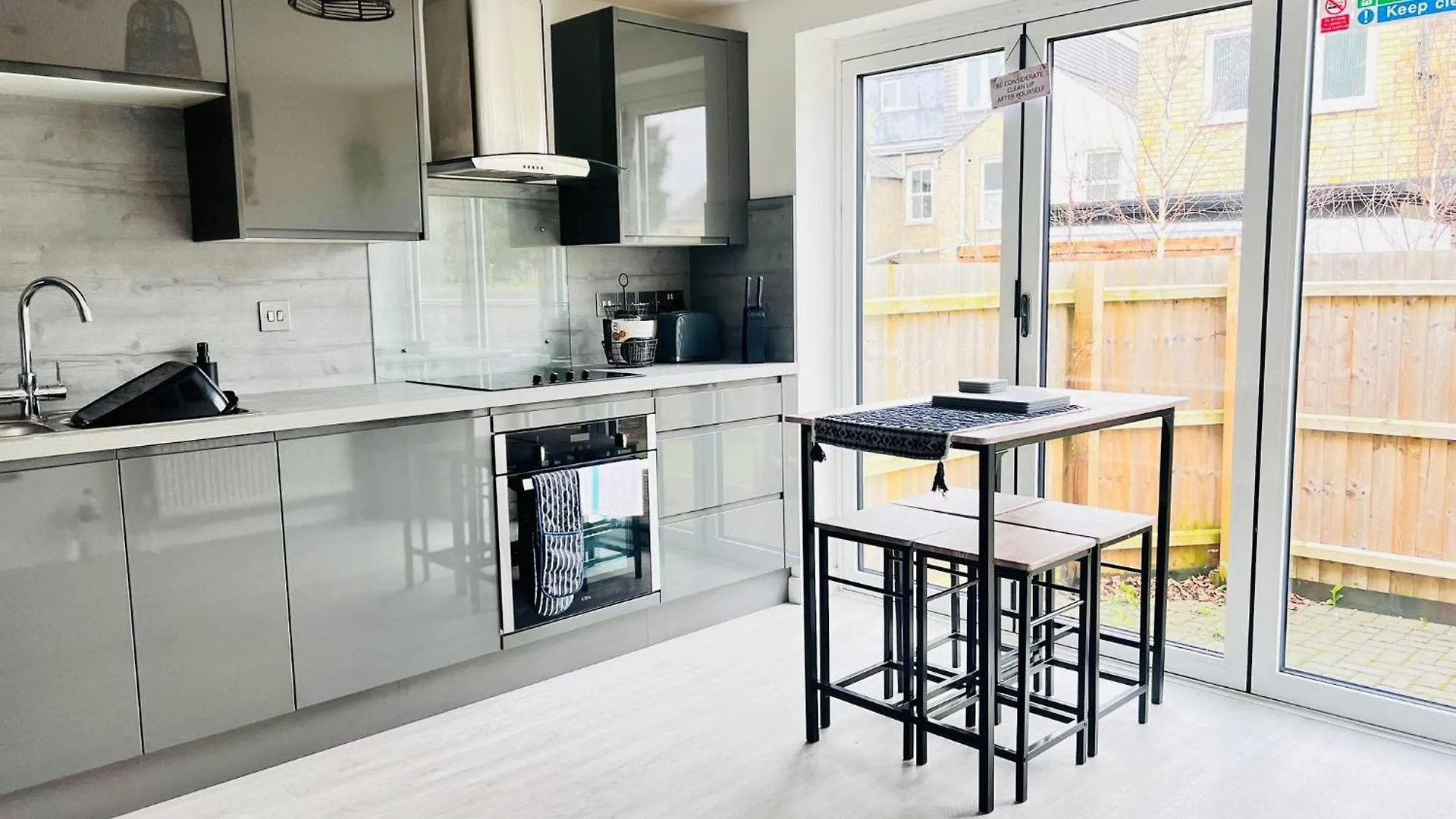 Spacious 4 Bedroom, Wi-Fi, 2 Gardens, Sleeps 8 - Amethyst Кембридж